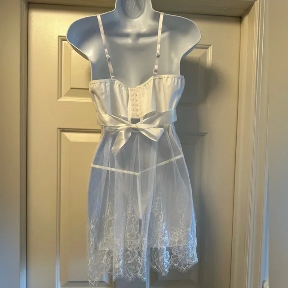 NWOT white Lace Spaghetti Straps and Bow Chemise and thong - Picture 2 of 2